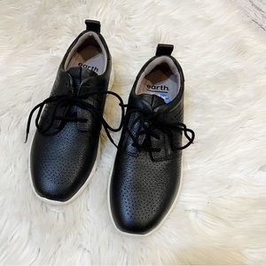 Earth Desire Flux Black Perforated Leather Lace Up Sneakers Women’s Size 6.5M